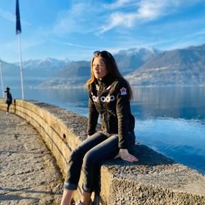 Meet your Posher, Caitlin